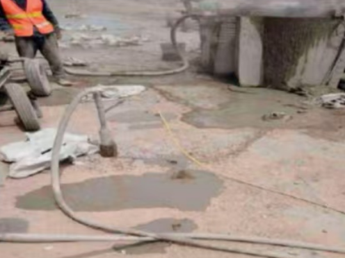 玄武水泥混凝土路面板底注浆技术 路面脱空注浆整治方案