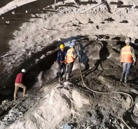 玄武拱顶带模注浆料的施工流程及注意事项